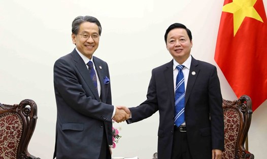 Phó Thủ tướng Chính phủ Trần Hồng Hà tiếp ông Maeda Tadashi - cố vấn đặc biệt Nội các Nhật Bản kiêm Chủ tịch Hội đồng quản trị Ngân hàng JBIC. Ảnh: VGP