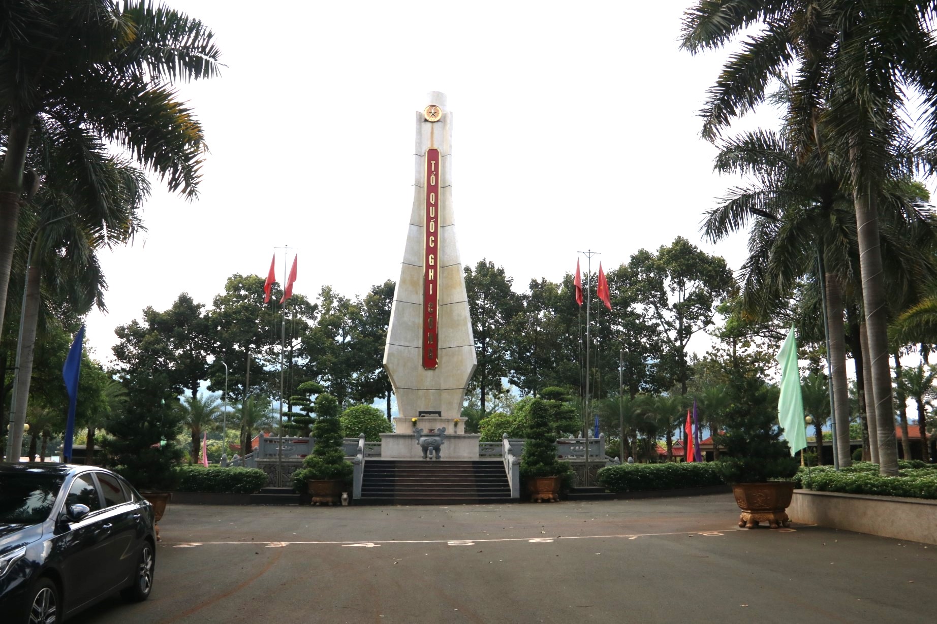 Đây là Nghĩa trang Liệt sĩ thị xã Phước Long dưới chân núi Bà Rá (thị xã Phước Long, tỉnh Bình Phước).