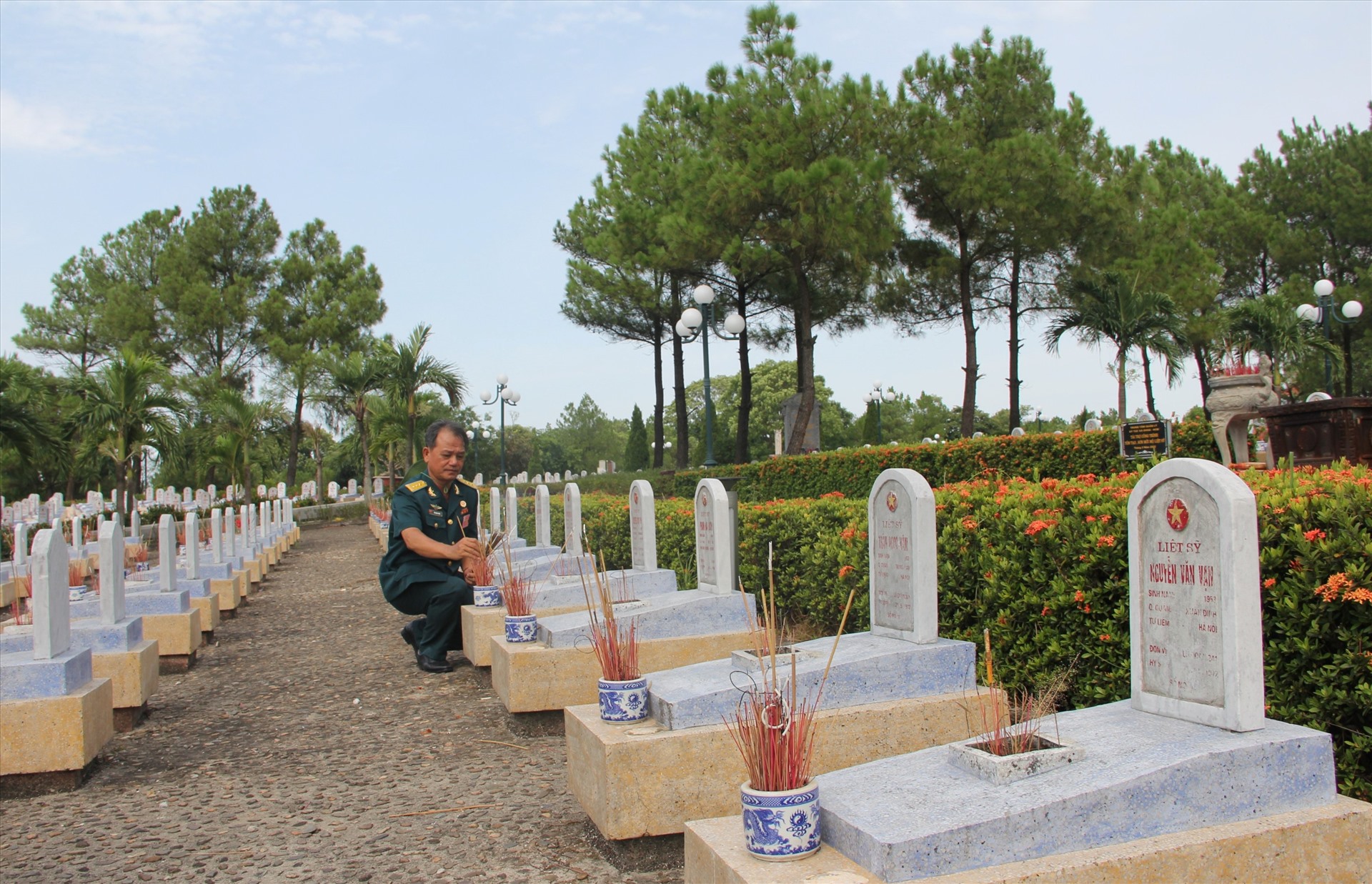 Cũng có những cựu chiến binh một mình đến các nghĩa trang, dâng hương cho các đồng đội trong ngày 27.7 - ngày giỗ chung cho các anh hùng liệt sĩ.