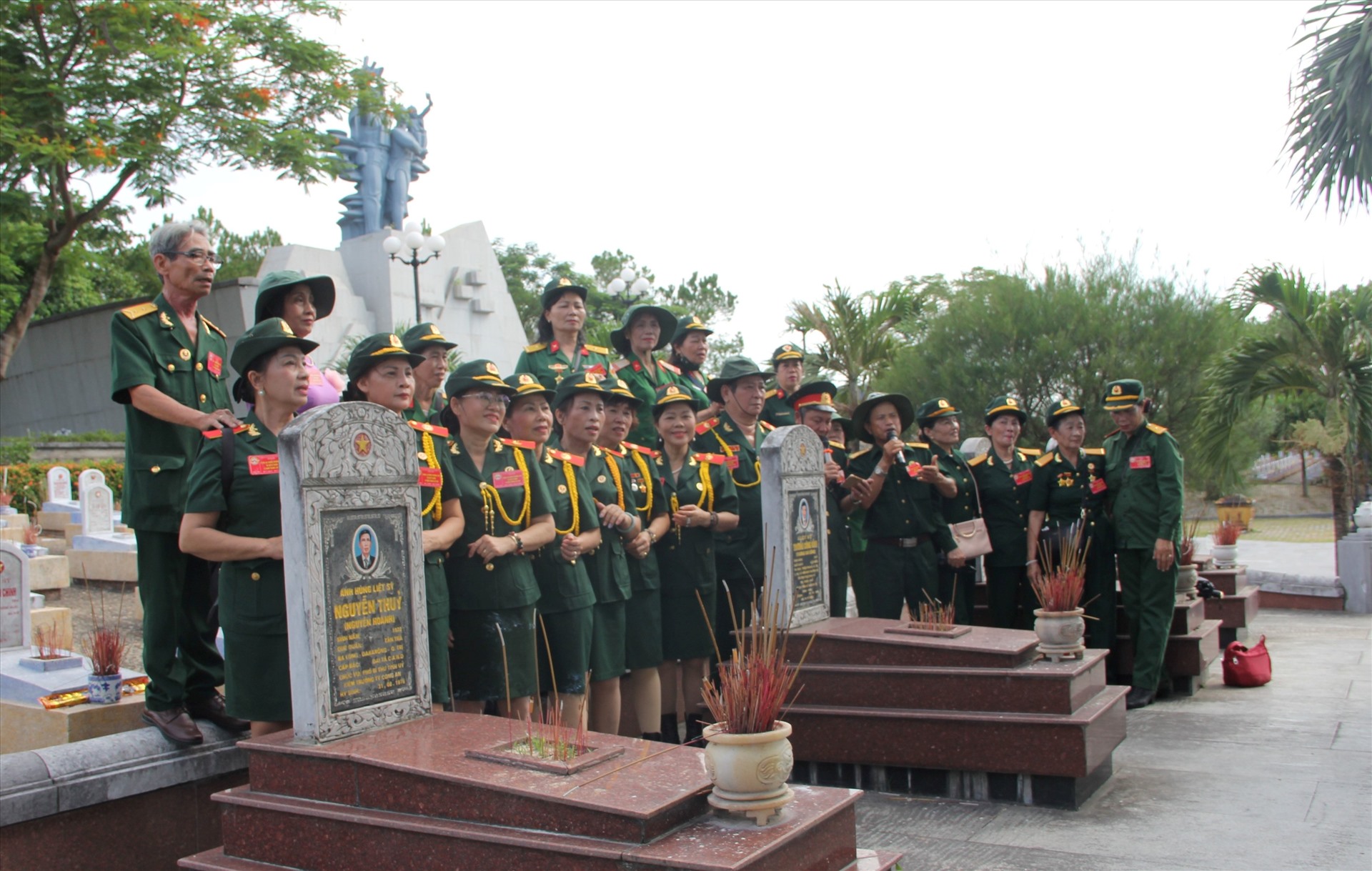 Cũng gần dịp 27.7, nhiều đoàn cựu chiến binh đến Quảng Trị thăm lại chiến trường xưa. Họ tìm đến các đồng đội đang yên nghỉ tại Nghĩa trang liệt sĩ quốc gia đường 9 để hát cho đồng đội nghe.