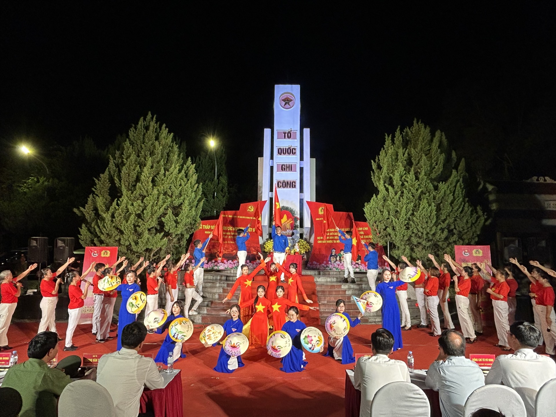 Tối 26.7, tại trung tâm thành phố Cao Bằng đã diễn ra chương trình “Thắp hương tri ân các Anh hùng liệt sĩ“. Ảnh: Khánh Duy.