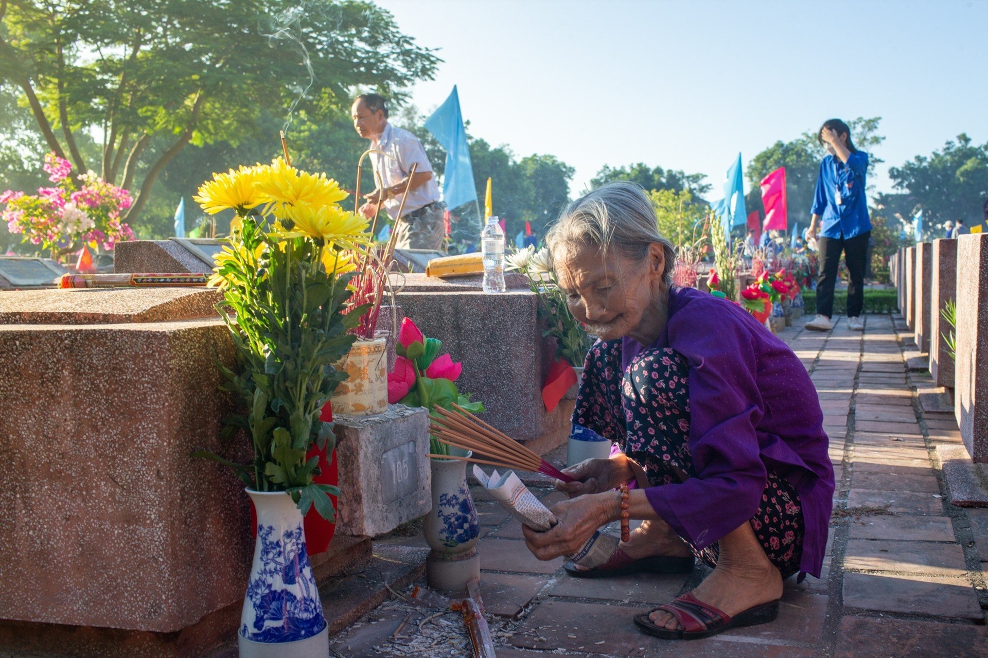 Bà Xuân kể, cưới nhau chưa được bao lâu thì chồng là Nguyễn Chí Công lên đường đi kháng chiến. Trong suốt thời gian đó, những tình cảm của họ nhắn gửi chỉ qua từng lá thư. Sau khi hi sinh, hơn 23 năm trước, họ mới tìm thấy phần mộ của chồng được an táng tại Nghĩa trang Liệt sỹ TP. Vinh. Ảnh: Xuân Thuỷ