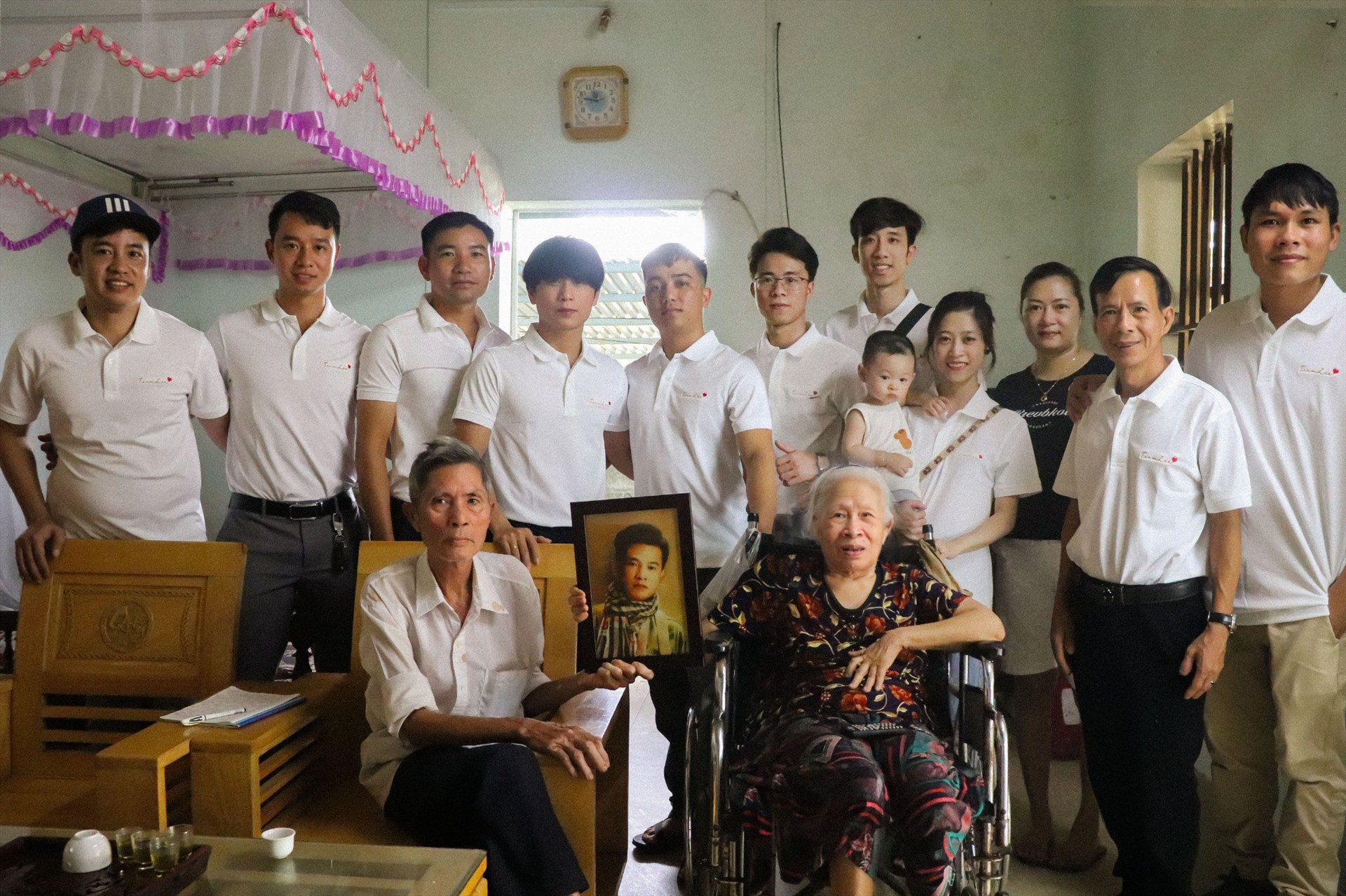 Gia đình đầu tiên nhóm của chàng trai Lê Quyết Thắng ghé thăm, là nhà liệt sĩ Hoàng Đắc Lực, ở Thái Nguyên. Chiến sĩ Lực nằm lại chiến trường Campuchia khi mới 24 tuổi, chưa tìm thấy hài cốt. Ảnh: NVCC