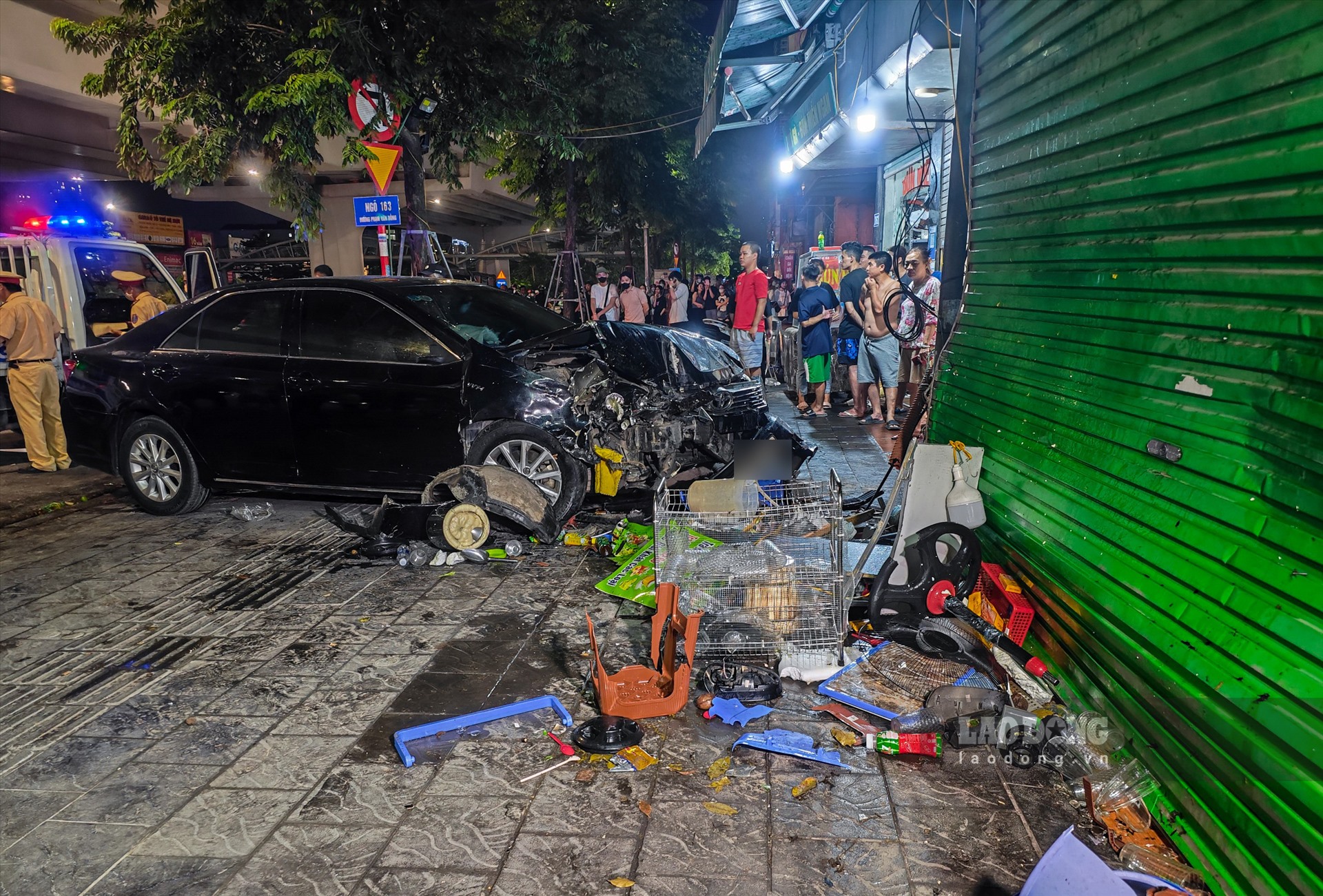 Vụ tai nạn xảy ra vào khoảng 21h30 ngày 26.7. Thời điểm trên, ôtô nhãn hiệu Toyota Camry mang BKS 29A-680.XX bất ngờ lao lên vỉa hè đường Phạm Văn Đồng (phường Mai Dịch, quận Cầu Giấy, Hà Nội), sau đó tông trúng 2 người đang ngồi trên vỉa hè.