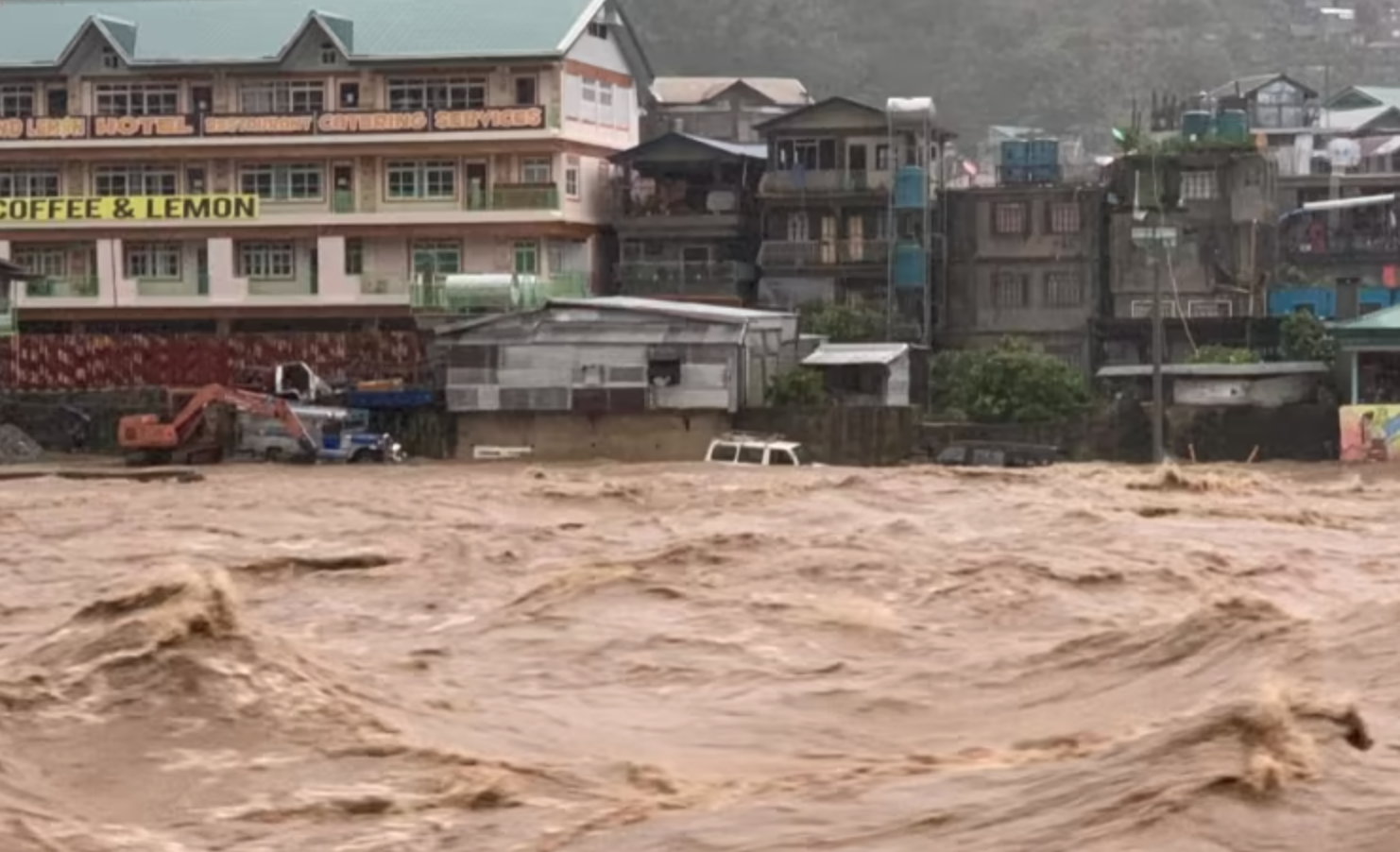 Bão Doksuri vẫn cực nguy hiểm, tàn phá Philippines