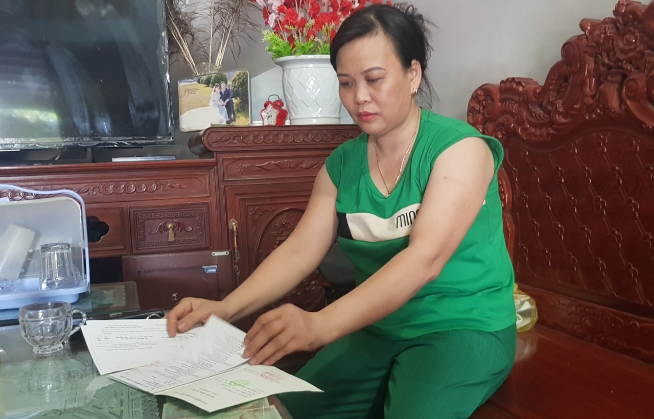 Chị Lê Thị Lan và nhiều lao động khác bỏ tiền túi ra nộp cho Công ty Giống cây trồng Ninh Bình để đóng BHXH nhưng Công ty này lại chiếm dụng, không đóng cho cơ quan BHXH. Ảnh: Diệu Anh