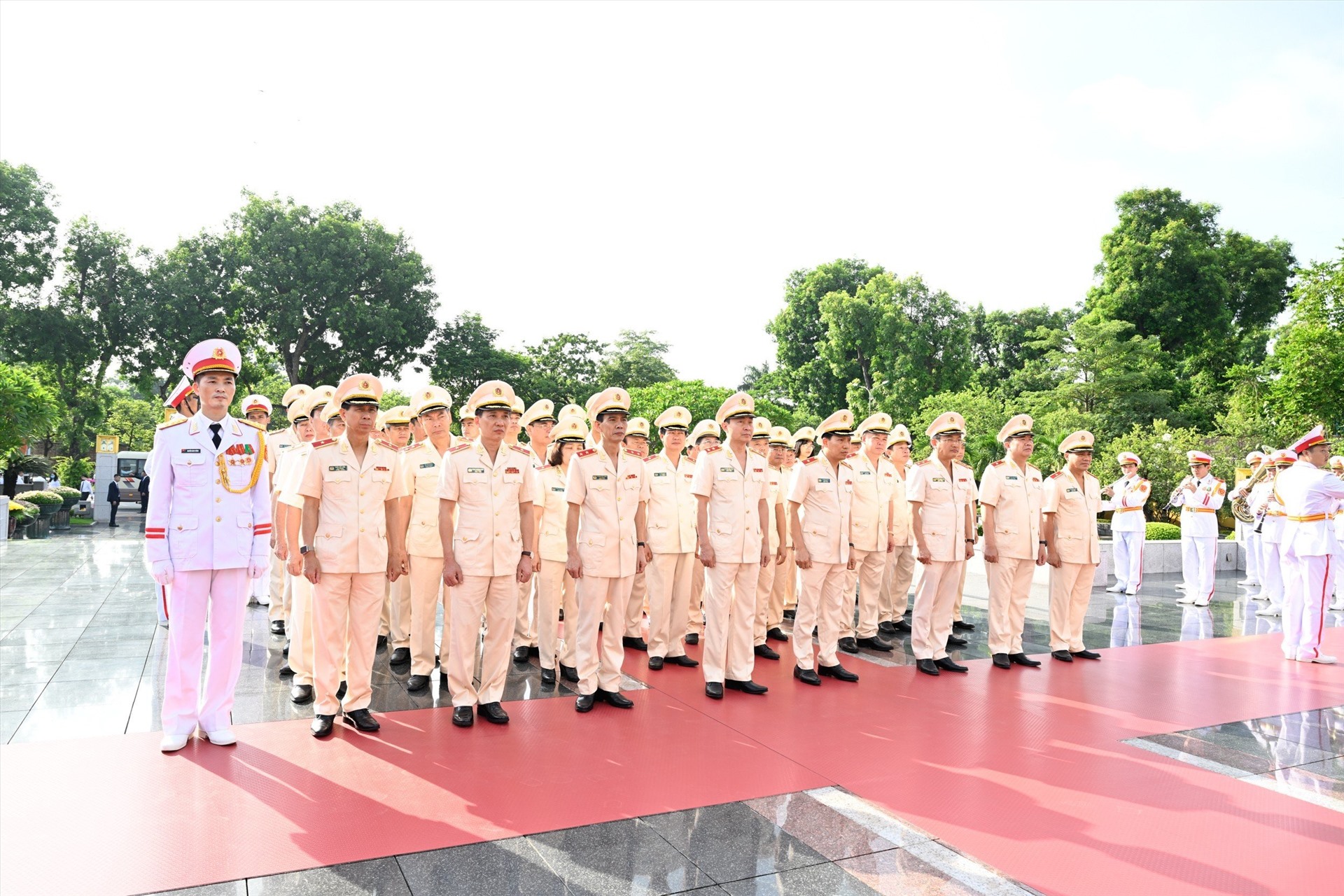  Đoàn đại biểu Công an Trung ương tưởng niệm các Anh hùng liệt sĩ tại Đài tưởng niệm các Anh hùng liệt sĩ trên đường Bắc Sơn. Ảnh: Hải Nguyễn