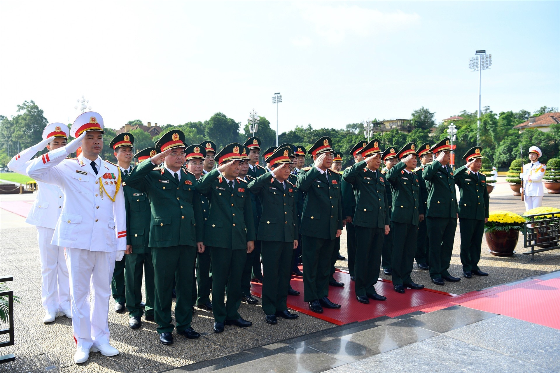 Đoàn đại biểu Quân ủy Trung ương, Bộ Quốc phòng do Đại tướng Phan Văn Giang, Ủy viên Bộ Chính trị, Phó bí thư Quân ủy Trung ương, Bộ trưởng Bộ Quốc phòng làm trưởng đoàn đã đến đặt vòng hoa, vào Lăng viếng Chủ tịch Hồ Chí Minh. Ảnh: Hải Nguyễn