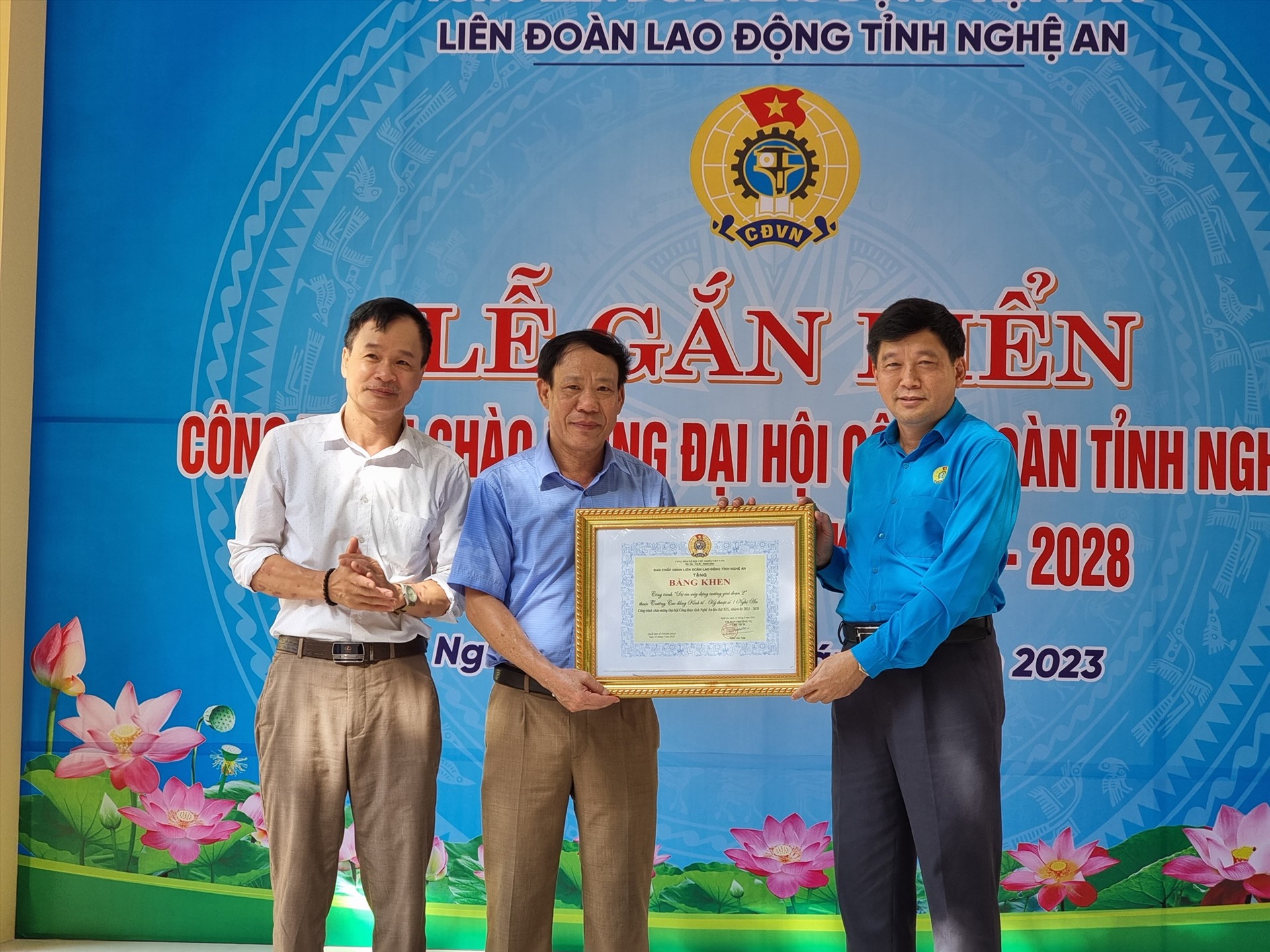 Lãnh đạo LĐLĐ tỉnh Nghệ An tặng Bằng khen cho Trường Cao đẳng KTKT số 1. Ảnh: Quang Đại