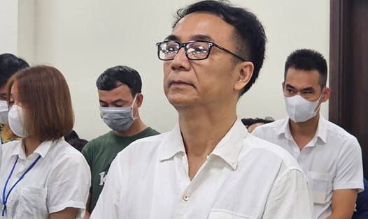 Bị cáo Trần Hùng - cựu Cục Phó Quản lý thị trường nghe toà tuyên án. Ảnh: Quang Việt