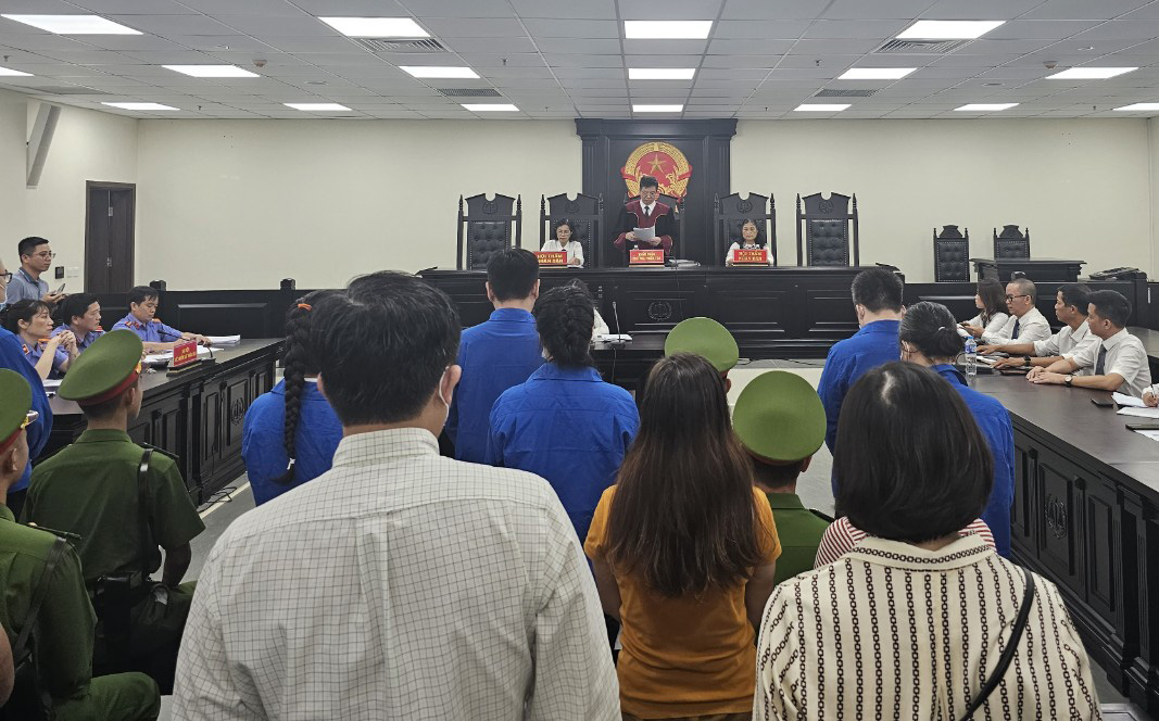 Chủ toạ Mai Văn Quang công bố bản án với 36 bị cáo trong vụ sản xuất sách giáo khoa giả. Ảnh: Quang Việt