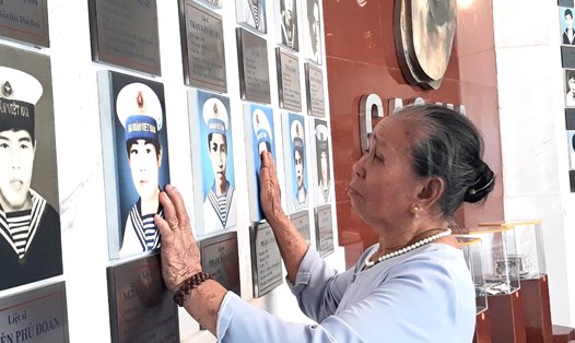 Mẹ Võ Thị Á (82 tuổi) từ Quảng Bình cùng con cháu vào thăm nơi liệt sĩ Gạc Ma Phan Hữu Tý và các đồng đội ở khu tưởng niệm Gạc Ma. Ảnh: Nguyễn Giang