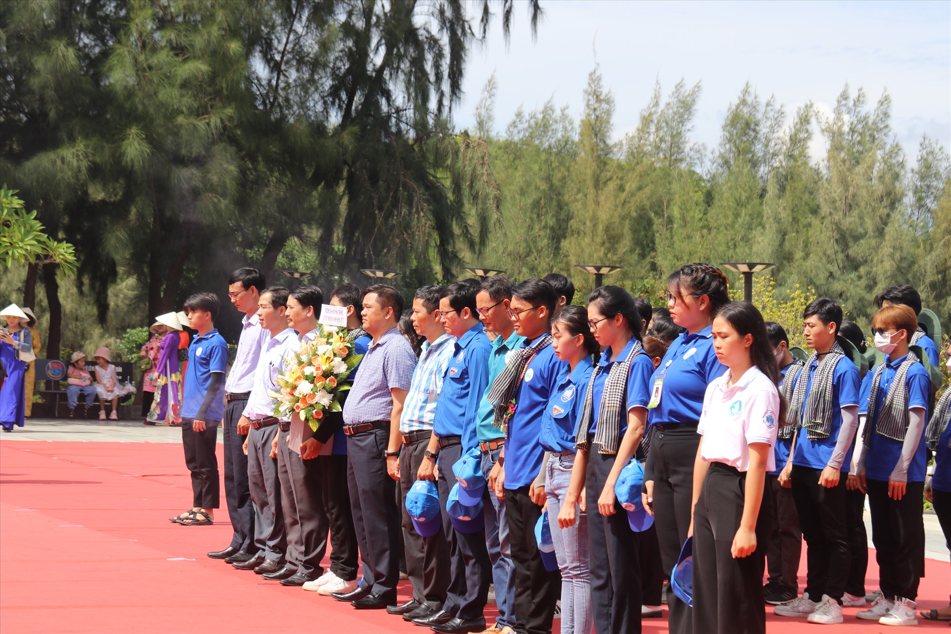 . Ông Khổng Trung Thắng- Chủ tịch Hội đồng Trường Đại học Nha Trang cho biết: Tưởng nhớ các anh hùng liệt sĩ trường tổ chức 2 hoạt động chính là dâng hương và vệ sinh và sơn lại những ghế đá trường tặng trong khu tưởng niệm. Hoạt động dâng hương hôm nay có sự tham gia của gần 50 em sinh sinh trong đội tình nguyện mùa hè xanh của trường. Đây là hoạt động có ý nghĩa rất quan trọng đối với các em sinh viên bởi trong môi trường giáo dục ngoài việc đào tạo kiến thức, kỹ năng còn phần quan trọng là đào tạo phẩm chất chính trị đạo đức lối sống cho các em. Những việc làm tri ân hôm nay ở khu tưởng niệm Gạc Ma để các em nhớ thành tựu hòa bình hôm nay có được rất nhiều thế hệ cha anh đã hi sinh bỏ một phần xương mới dành được. Chúng ta phải trân trọng những gì có được của ngày hôm nay, lan tỏa các em nhớ về công ơn những người đi trức. Đặc biệt nhất là thế hệ các bạn sinh viên thế hệ Gen Z những hình ảnh lịch sử ở khu tượng đài là bài học trực quan nhất giáo dục các em. 