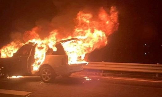 Xe ô tô Range Rover bốc cháy trên cao tốc Hạ Long - Hải Phòng. Ảnh: Người dân cung cấp