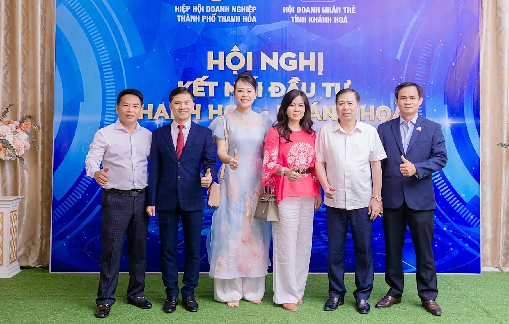 Ông Nguyễn Văn Thành - Chủ tịch Hiệp hội Doanh nghiệp TP. Thanh Hóa (thứ hai, trái sang) tại hội nghị kết nối đầu tư tại Khánh Hòa. Ảnh: T.L