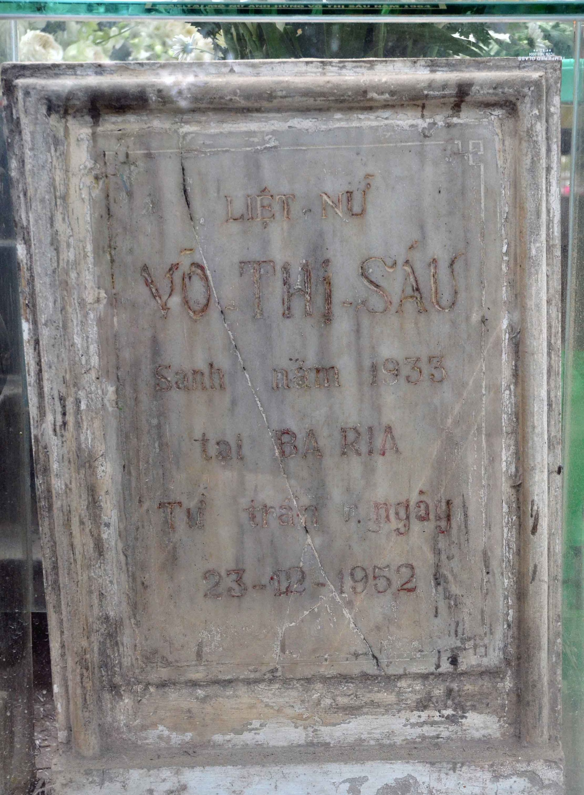 Và một tấm bia bằng đá hoa cương do vợ chồng Thiếu tá Tăng, tỉnh trưởng tỉnh Côn Sơn lập cho Cô Sáu vào năm 1964. Ảnh: Lâm Điền 