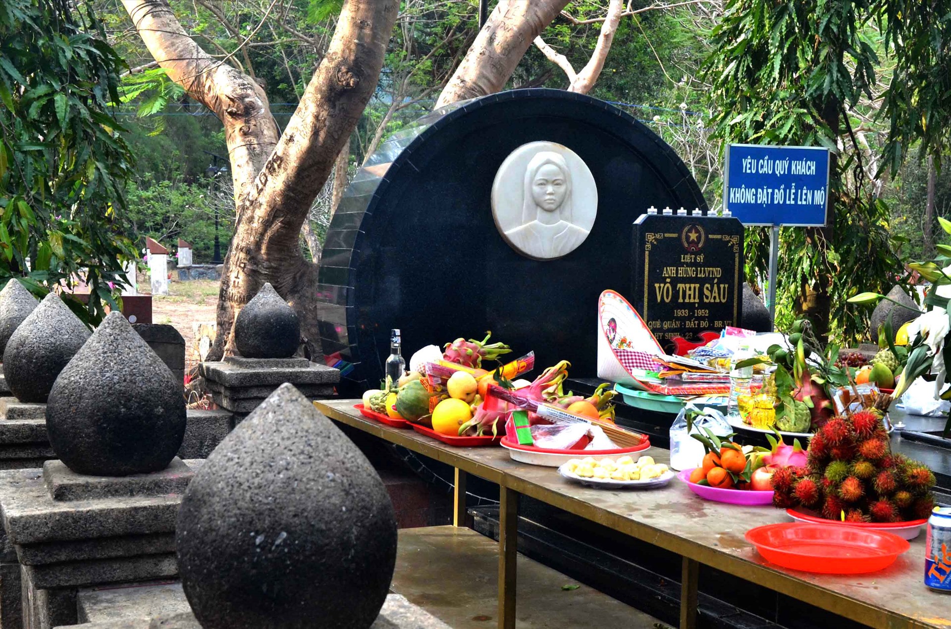 Mộ Anh hùng liệt sĩ Võ Thị Sáu nằm trong Nghĩa trang Hàng Dương, và là một trong số những ngôi mộ được nhiều người lễ viếng. Ảnh: Lâm Điền.