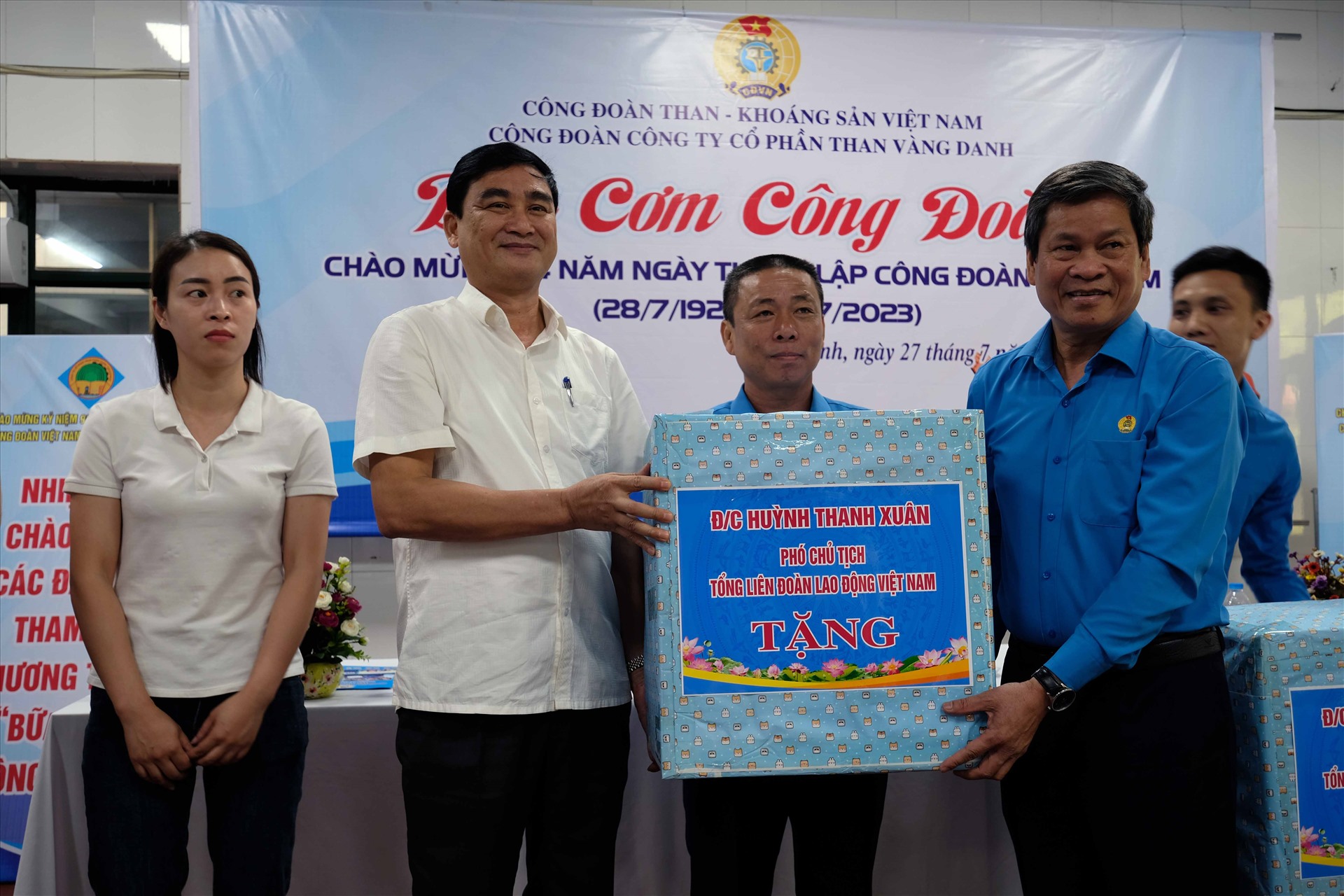 Phó Chủ tịch TLĐ Huỳnh Thanh Xuân trao tặng quà cho 4  tổ sản xuất, phân xưởng  của Công ty than Vàng Danh tại thành phố Uông Bí, tỉnh Quảng Ninh sáng ngày 27.7. Ảnh: Trần  Ngọc Duy