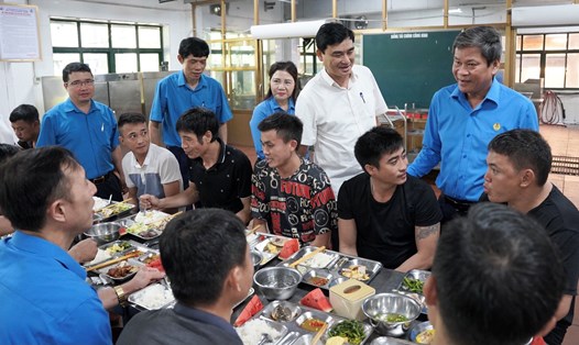 Phó Chủ tịch Tổng LĐLĐVN   Huỳnh Thanh Xuân cùng lãnh đạo Công ty than Vàng Danh hỏi thăm tâm tư NLĐ trong bữa cơm Công đoàn sáng ngày 27.7 tại Quảng Ninh. Ảnh: Phạm Cường