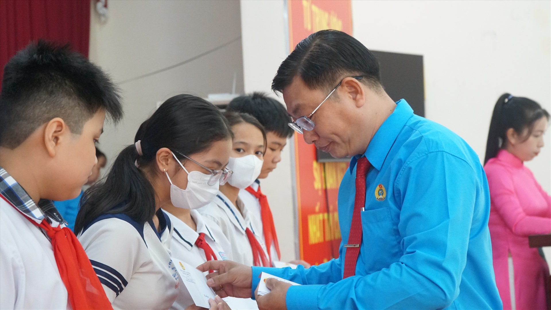 Chủ tịch LĐLĐ huyện Thới Lai Phan Thanh Sang trao học bổng cho con đoàn viên vươt khó, học giỏi. Ảnh: Mỹ Ly