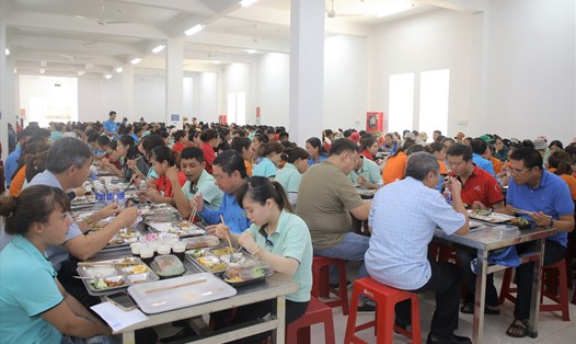 "Bữa cơm Công đoàn" dành cho đoàn viên, người lao động tại Công ty TNHH MTV Dụng cụ du lịch Jinquan Việt Nam. Ảnh: Hưng Thơ.