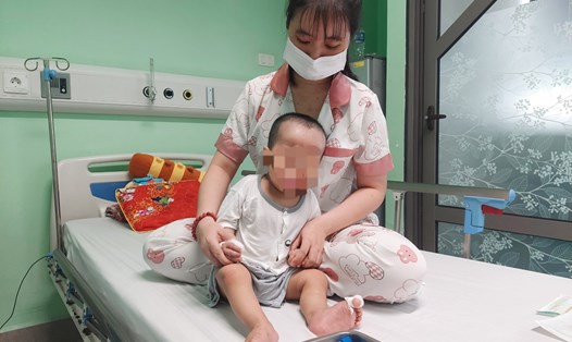Bé P đang điều trị tại Bệnh viện Nhi Trung ương ở Hà Nội. Ảnh: NVCC