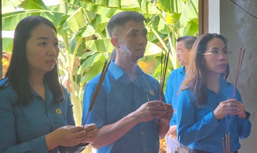 Liên đoàn Lao động TP Đà Nẵng tổ chức đoàn thăm, viếng hương gia đình liệt sĩ tại Quảng Nam. Ảnh: Thùy Trang