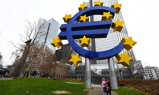 ECB được cho sẽ có động thái lãi suất tương tự với cơ quan đồng cấp bên kia Đại Tây Dương. Ảnh: Xinhua