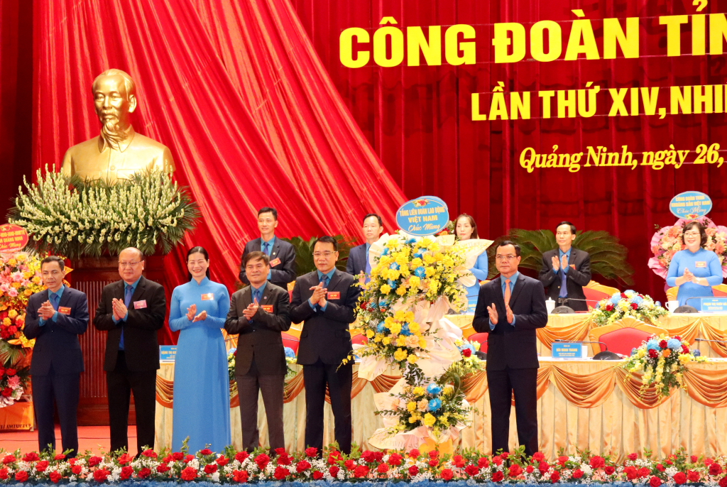 Chủ tịch Tổng LĐLĐ Việt Nam Nguyễn Đình Khang tặng hoa chúc mừng Đại hội. Ảnh: Thu Chung