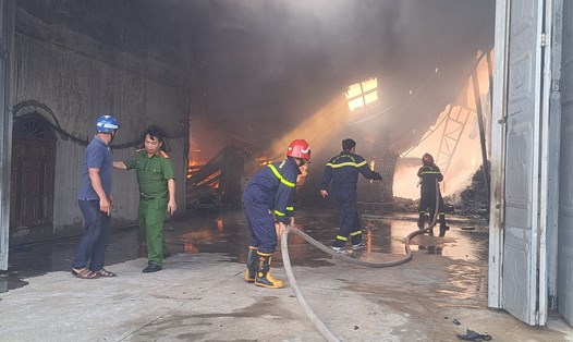 Cảnh sát Phòng cháy chữa cháy và Cứu hộ cứu nạn Gia Lai nỗ lực dập lửa tại một cơ sở kinh doanh. Ảnh: Thanh Tuấn 