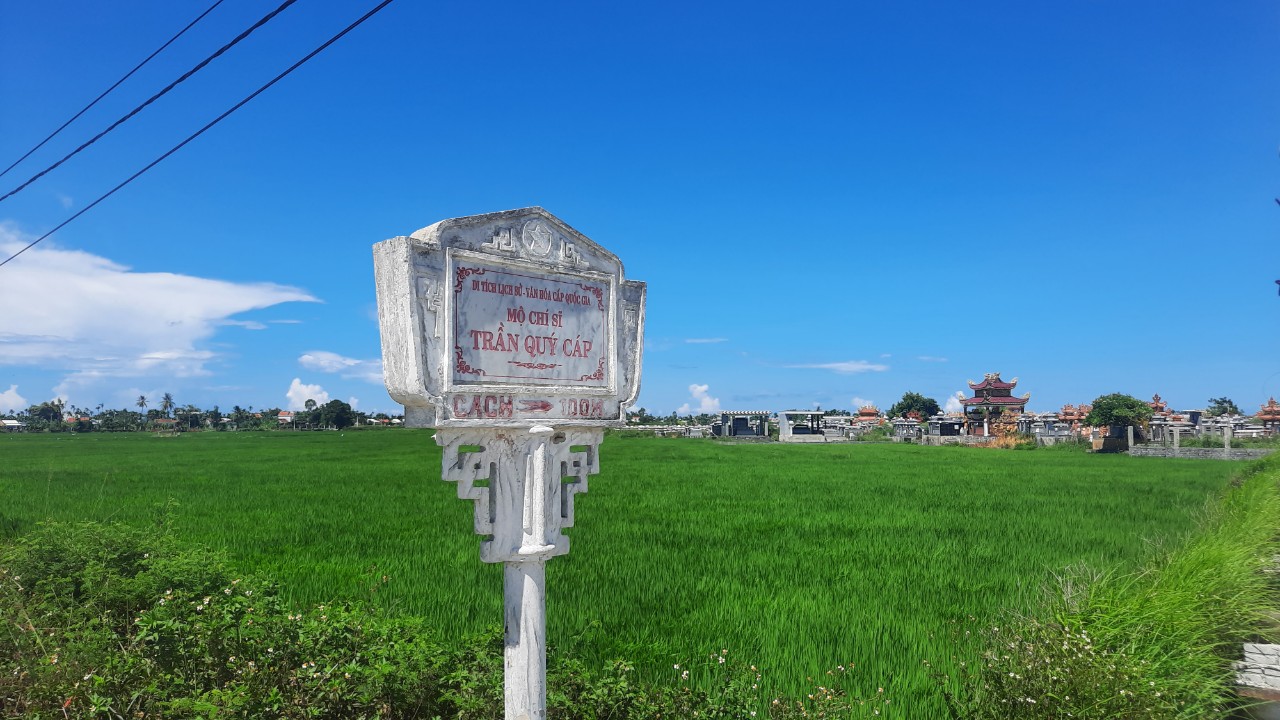 Mức thu phí mộ phần ở xã Điện Phước cao hơn nhiều lần so với các xã lân cận. Trong ảnh, mộ nhà chí sĩ Trần Quý Cáp được an táng tại nghĩa trang Gò Bướm, xã Điện Phước, Điện bàn, Quảng Nam. 