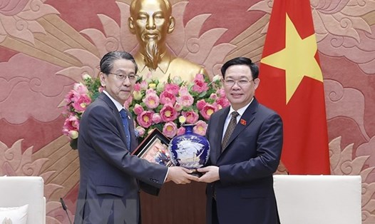 Chủ tịch Quốc hội Vương Đình Huệ tặng vật phẩm lưu niệm cho ông Maeda Tadashi, Chủ tịch Hội đồng Quản trị Ngân hàng JBIC. Ảnh: TTXVN