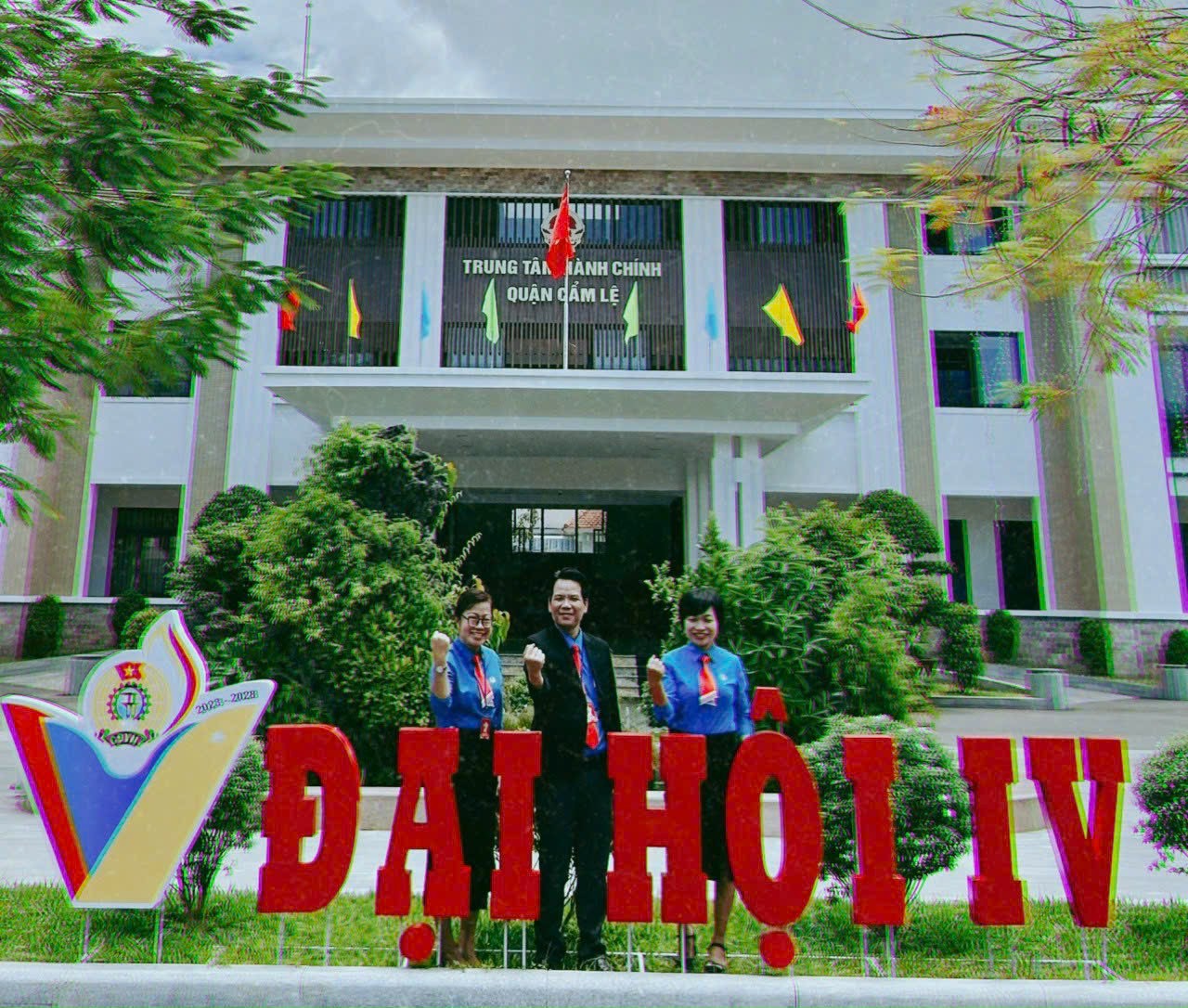 Ông Lê Trọng Nguyên (giữa) tái đắc cử Chủ tịch LĐLĐ quận Cẩm Lệ, thành phố Đà Nẵng. Ảnh: Nguyên Trọng