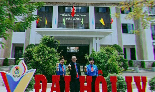 Ông Lê Trọng Nguyên (giữa) tái đắc cử Chủ tịch LĐLĐ quận Cẩm Lệ, thành phố Đà Nẵng. Ảnh: Nguyên Trọng