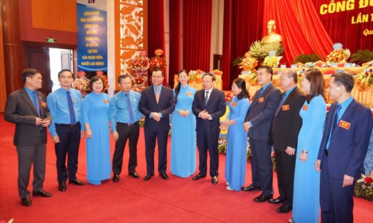 Ông Nguyễn Đình Khang - Chủ tịch Tổng LĐLĐ Việt Nam (người đứng thứ 5 từ trái qua) cùng các đại biểu tham dự đại hội nói chuyện trong thời gian nghỉ giải lao tại đại hội. Ảnh: Đoàn Hưng