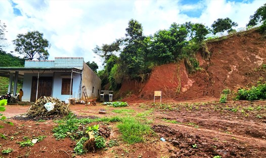 UBND thành phố Bảo Lộc đã xử phạt nhiều trường hợp hủy hoại đất, làm biến dạng địa hình (Một địa điểm sạt lở ở Bảo Lộc do san gạt mặt bằng). Ảnh: Khánh Phúc