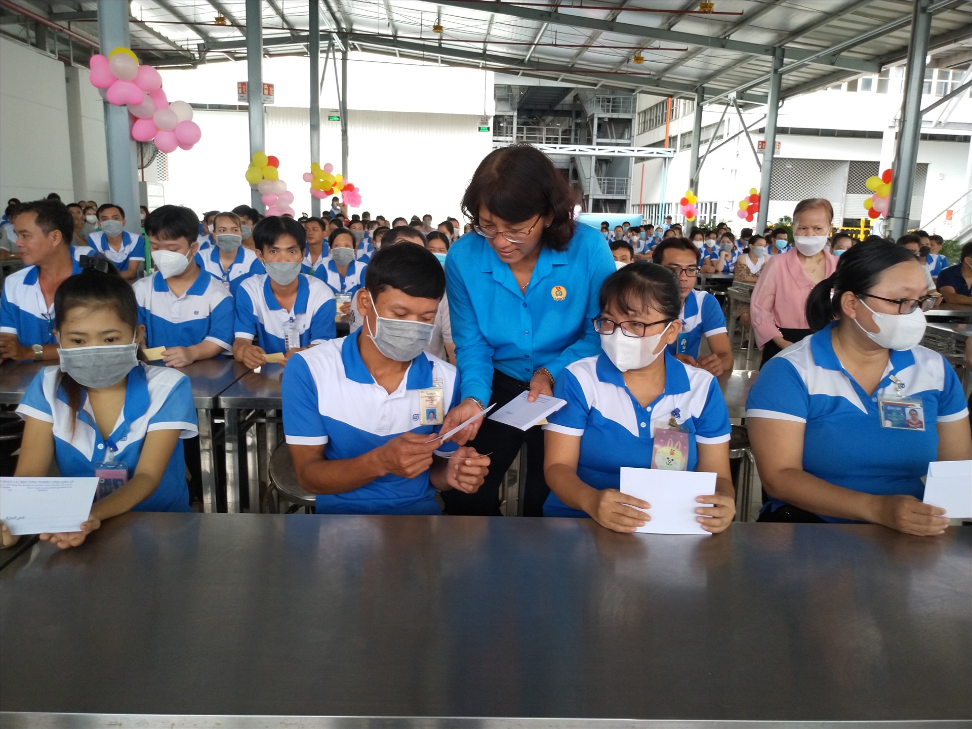 Phó Chủ tịch LĐLĐ tỉnh Long An - bà Lê Thị Thu Cúc - trao quà cho công nhân lao động. Ảnh: K.Q