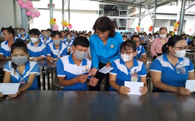 Phó Chủ tịch LĐLĐ tỉnh Long An - bà Lê Thị Thu Cúc - trao quà cho công nhân lao động. Ảnh: K.Q