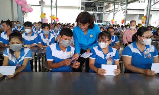 Phó Chủ tịch LĐLĐ tỉnh Long An - bà Lê Thị Thu Cúc - trao quà cho công nhân lao động. Ảnh: K.Q