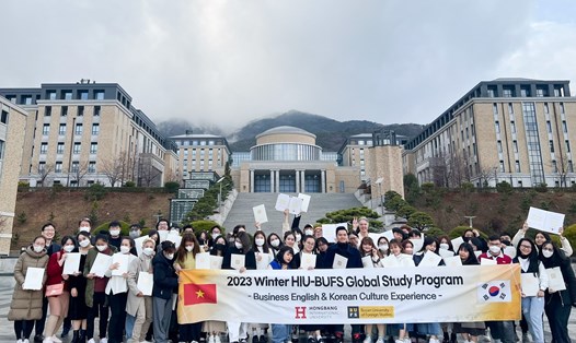 Sinh viên HIU tham gia kỳ học ngắn hạn tại ĐH Busan, Hàn Quốc. Ảnh: HIU
