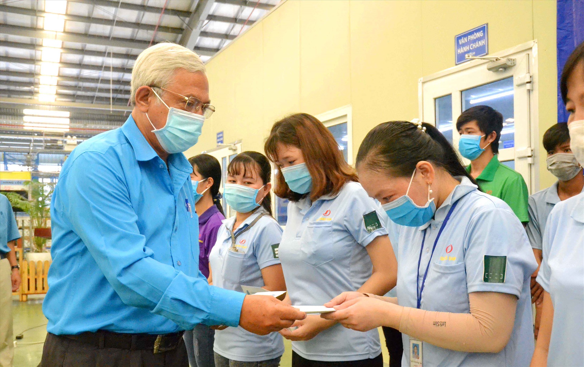 Chủ tịch LĐLĐ tỉnh An Giang Nguyễn Thiện Phú trao hỗ trợ cho đoàn viên gặp khó khăn đang làm việc tại Khu công nghiệp. Ảnh: Lâm Điền