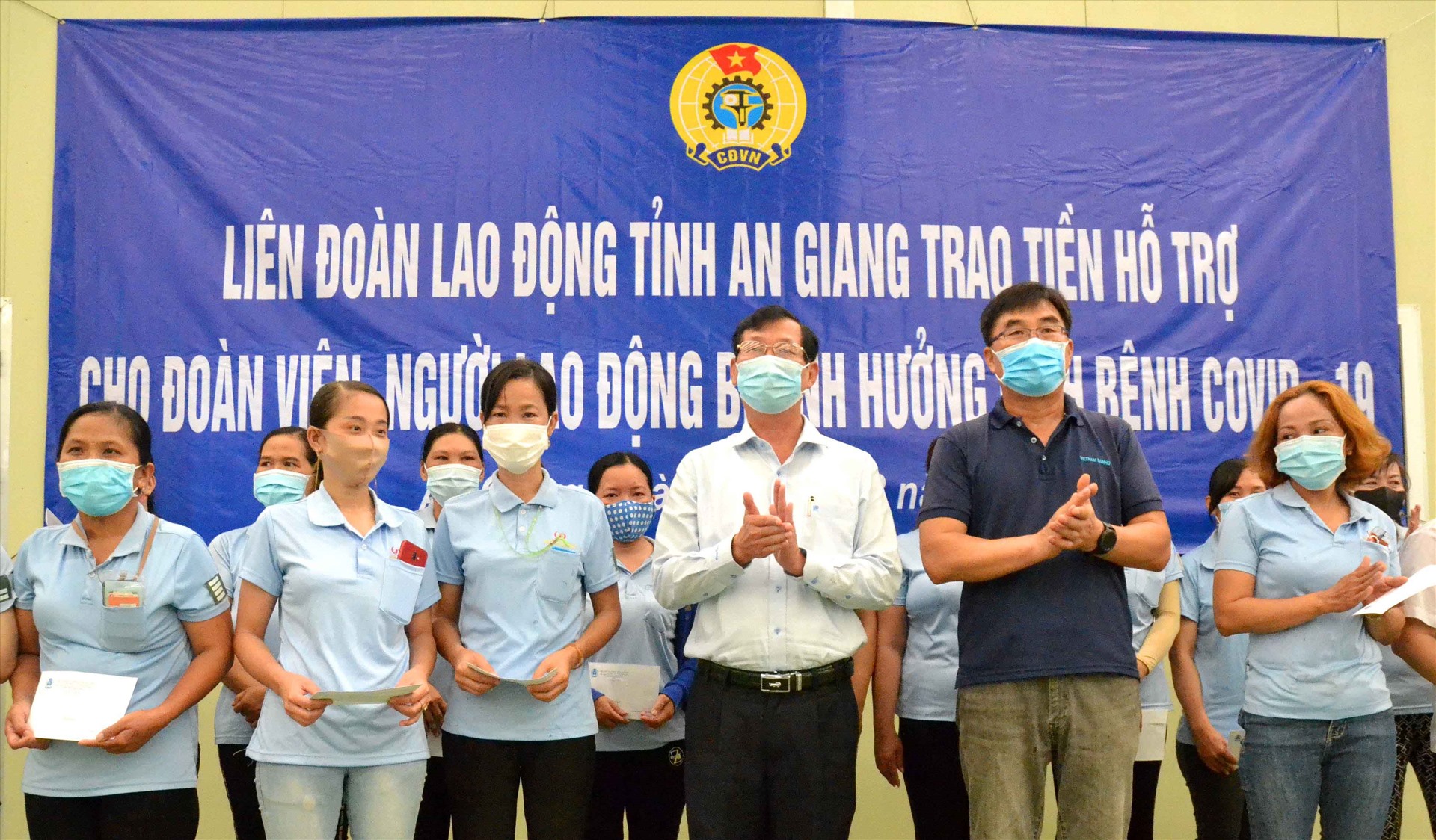 Phó Chủ tịch UBND tỉnh An Giang Lê Văn Phước trao hỗ trợ đoàn viên tại Khu công nghiệp Bình Hòa. Ảnh: Lâm Điền