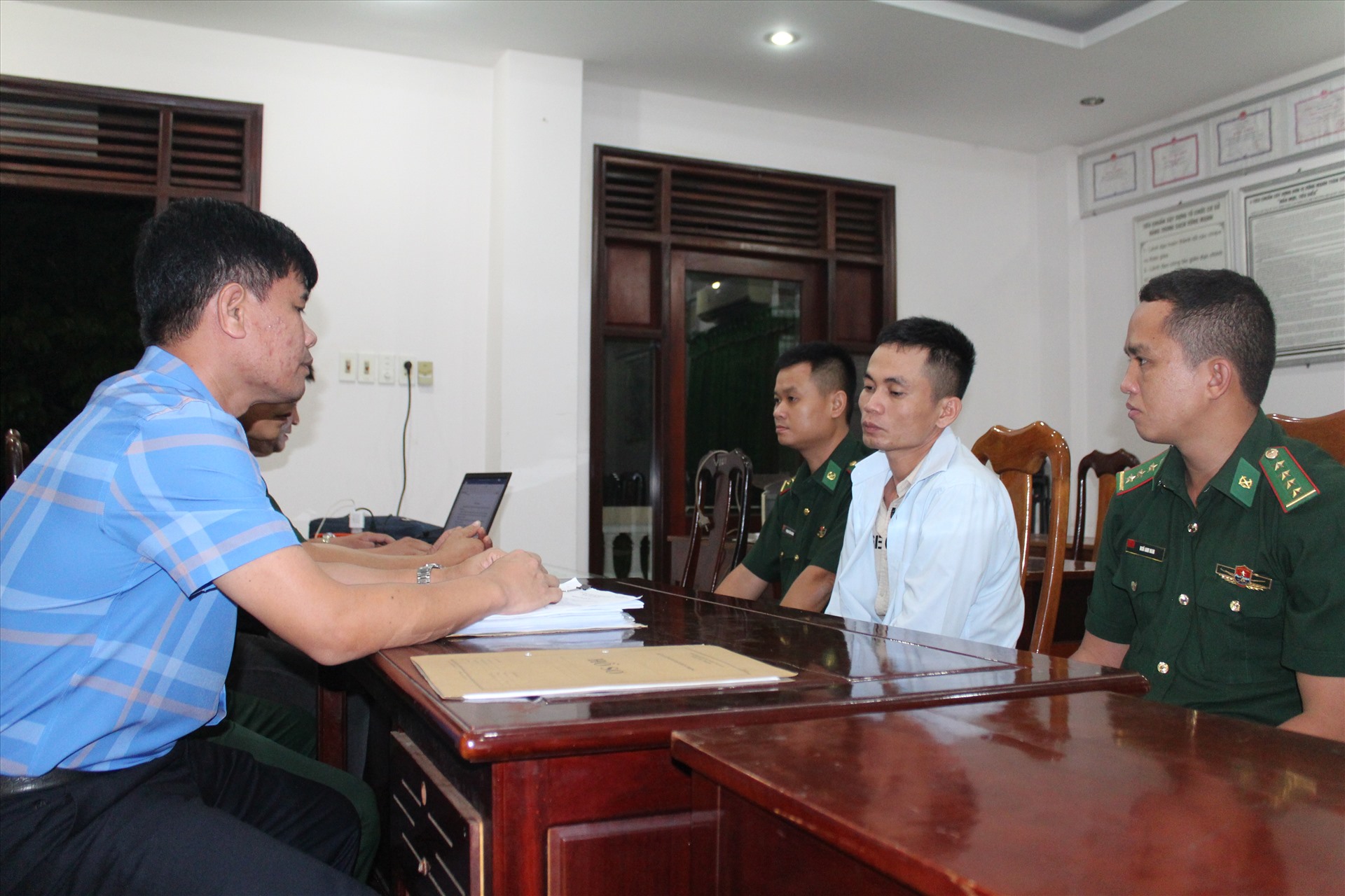 Đối tượng Nguyễn Văn Thương tại trụ sở cơ quan chức năng. Ảnh: Bộ đội Biên phòng tỉnh Đắk Lắk cung cấp.