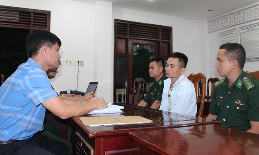 Đối tượng Nguyễn Văn Thương tại trụ sở cơ quan chức năng. Ảnh: Bộ đội Biên phòng tỉnh Đắk Lắk cung cấp.