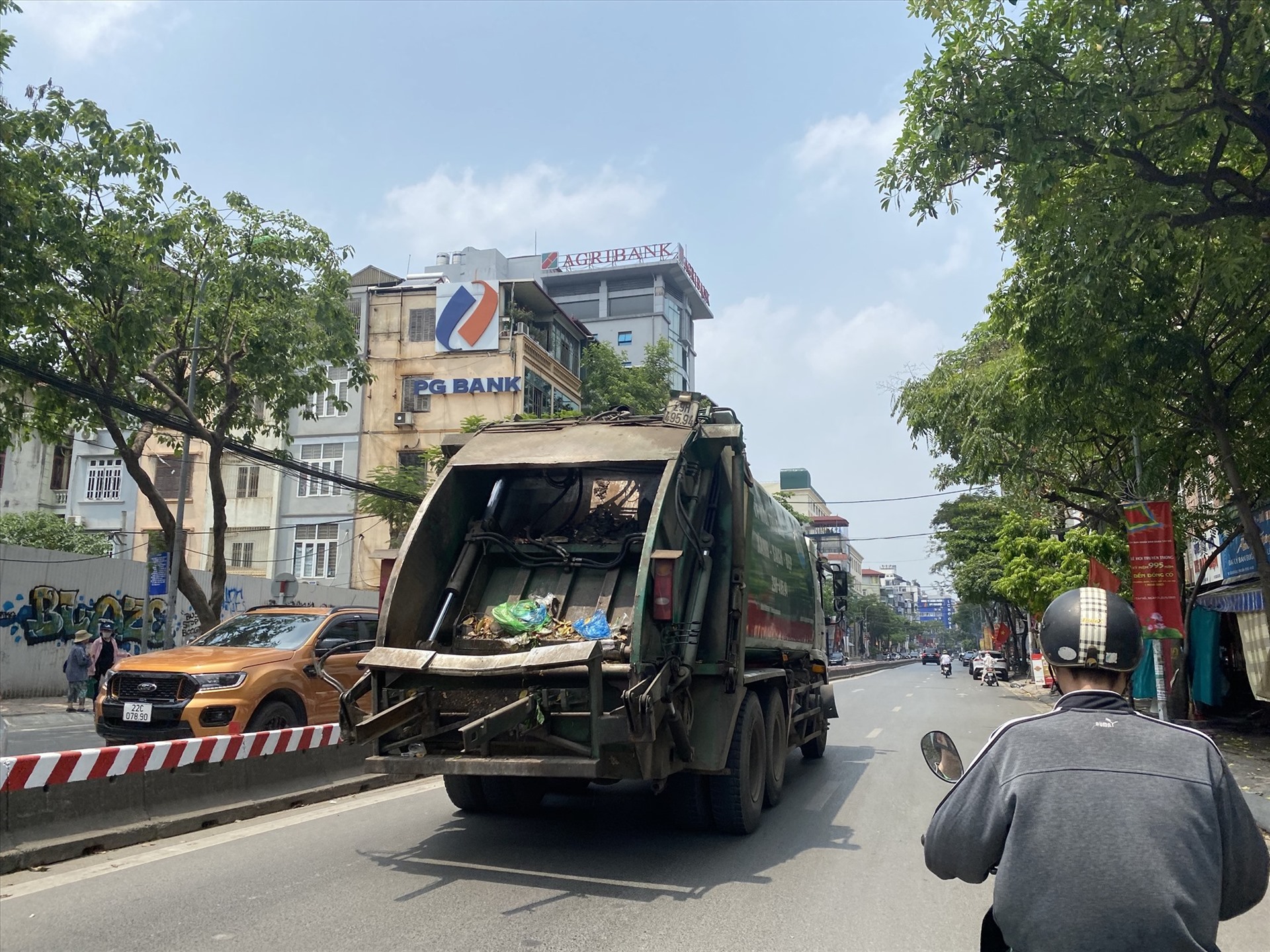 Xe rác chạy trên đường phố Hà Nội bất chấp giờ giấc