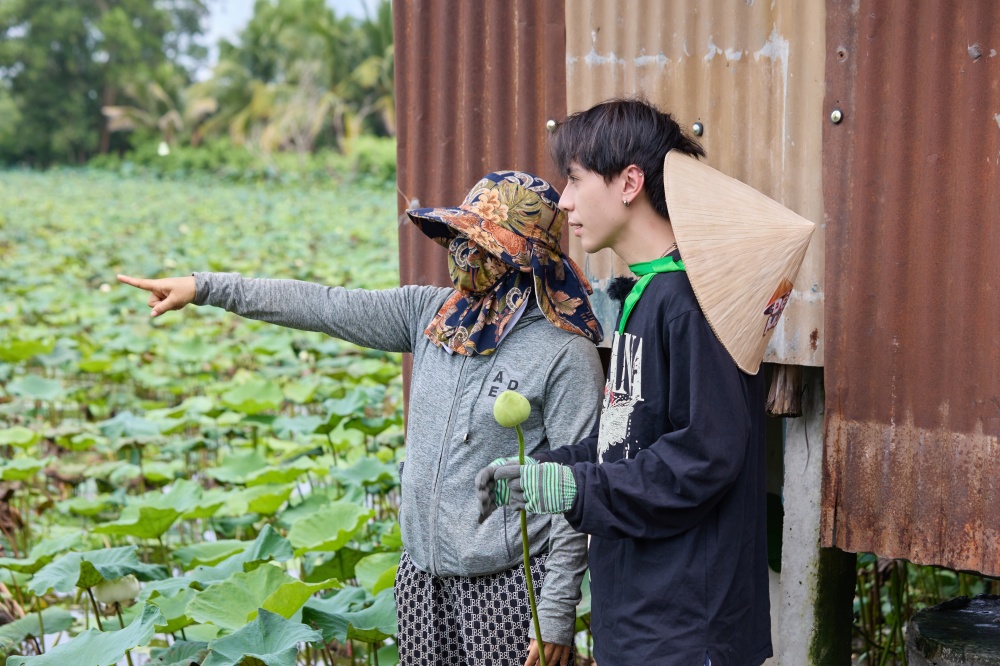 Quang Hùng đi xin việc tại hồ sen. Ảnh: Nhà sản xuất