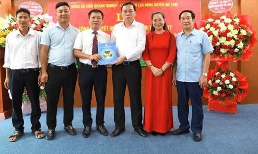 Liên đoàn Lao động huyện Mê Linh trao Quyết định thàn lập Công đoàn cơ sở Khối doanh nghiệp huyện. Ảnh: Hồng Tâm