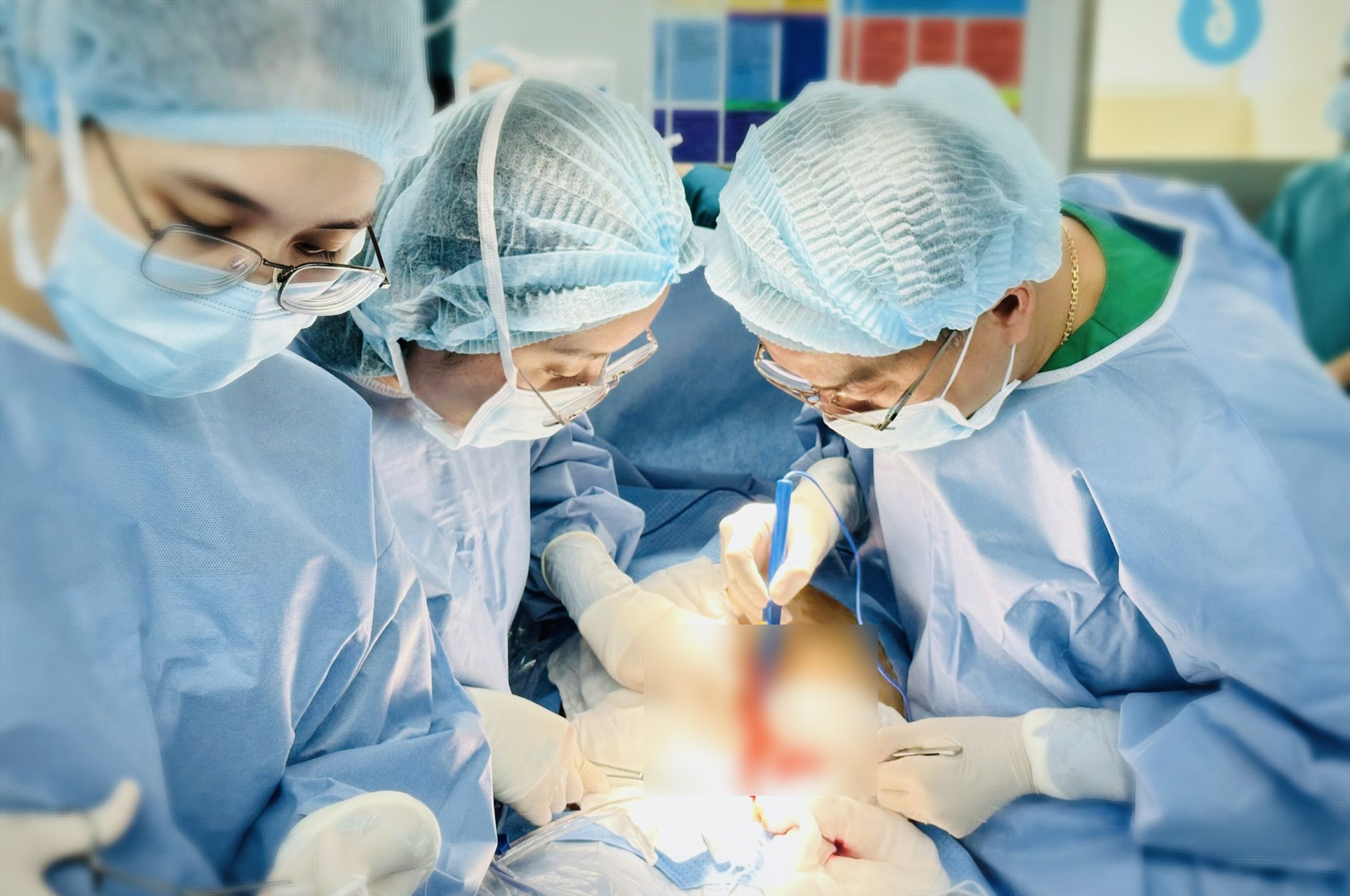 Bác sĩ phẫu thuật cho thai phụ. Ảnh: Bệnh viện Từ Dũ 