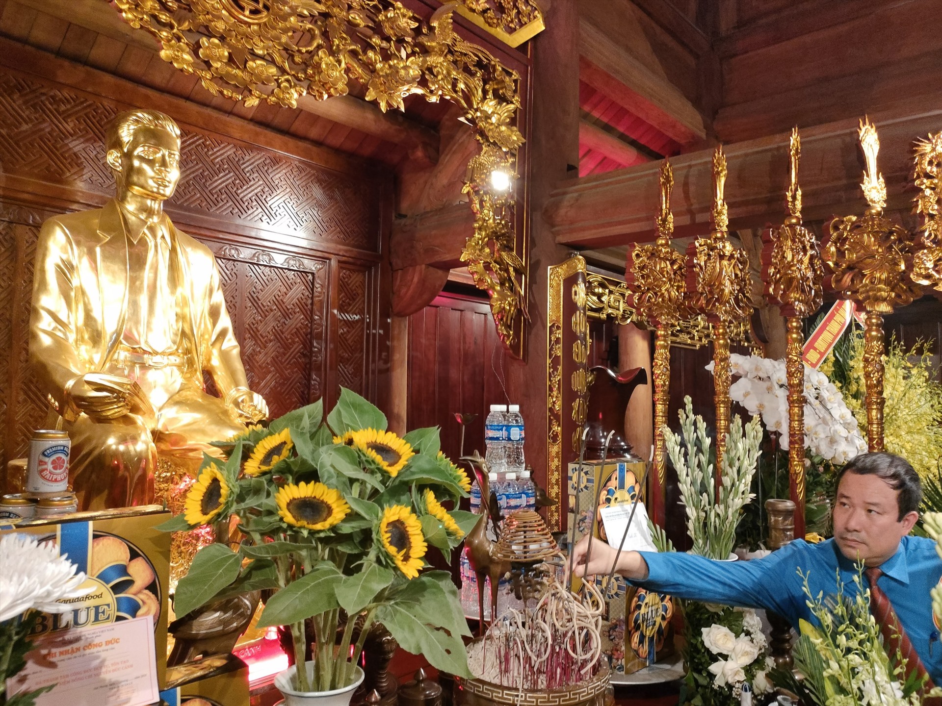 Lãnh đạo LĐLĐ TP.Hải Phòng thắp hương tượng thờ đồng chí Nguyễn Đức Cảnh tại Nhà tưởng niệm tại xã An Đồng, An Dương. Ảnh: Mai Dung