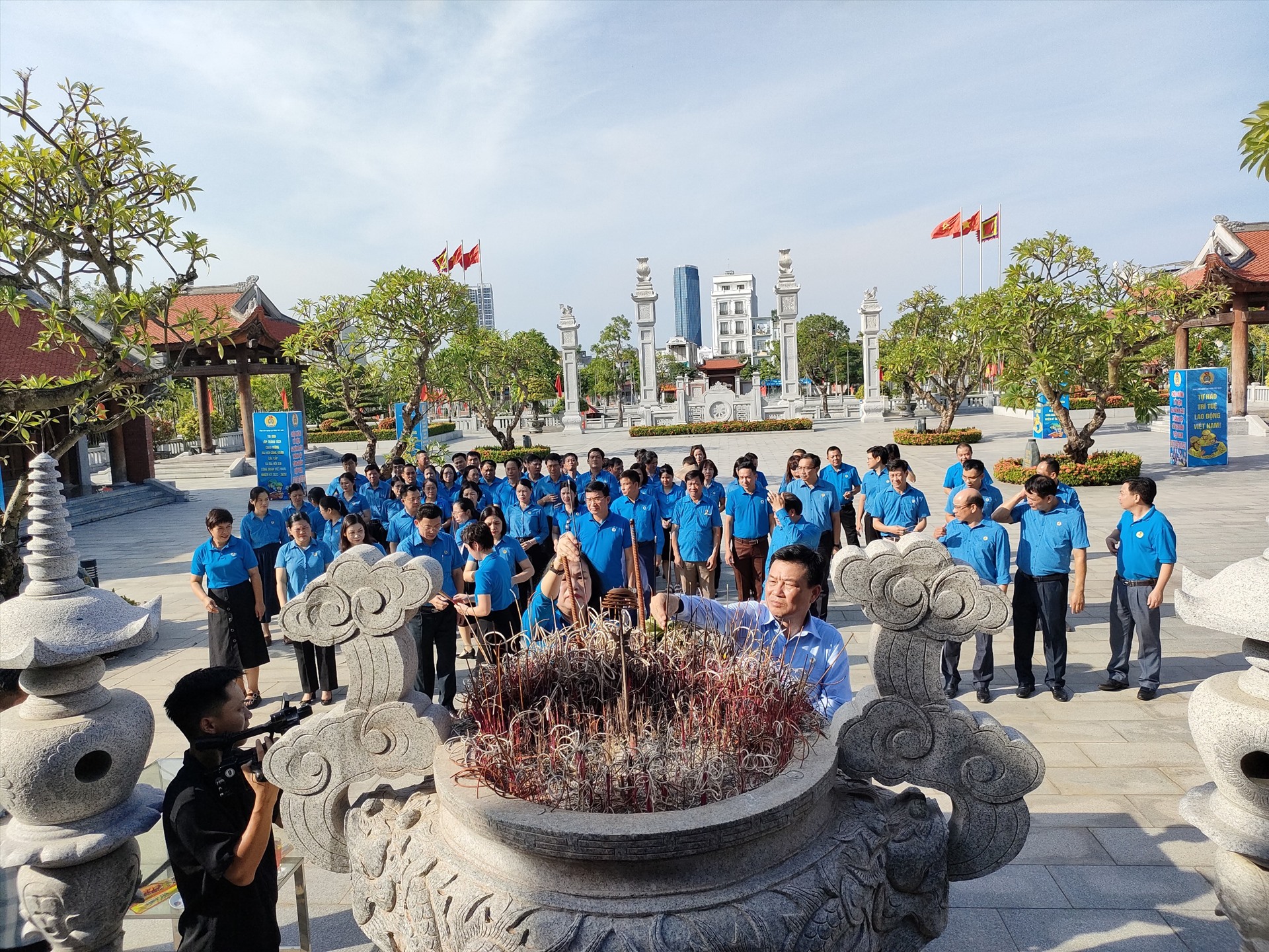 Đoàn đại biểu Liên đoàn Lao động thành phố dâng hương đồng chí Nguyễn Đức Cảnh. Ảnh: Mai Dung